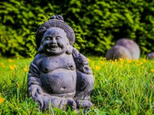 Budas y estatuas decoran mucho un jardín pero tendrás que comprarlos