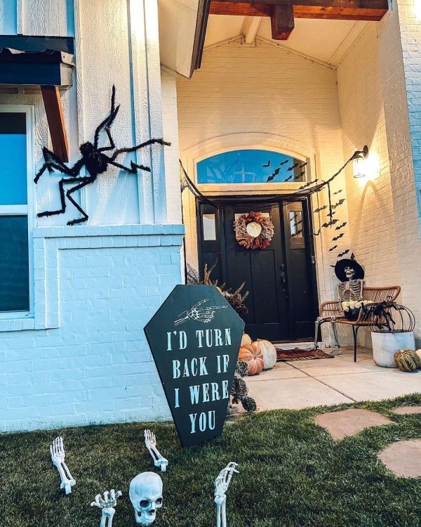 Decorar casa exterior Halloween con arañas y murciélagos