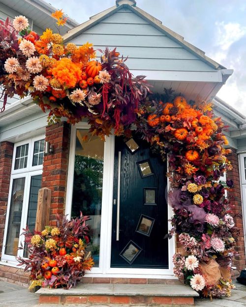 Decorar exterior de casa por Halloween con calabazas y flores