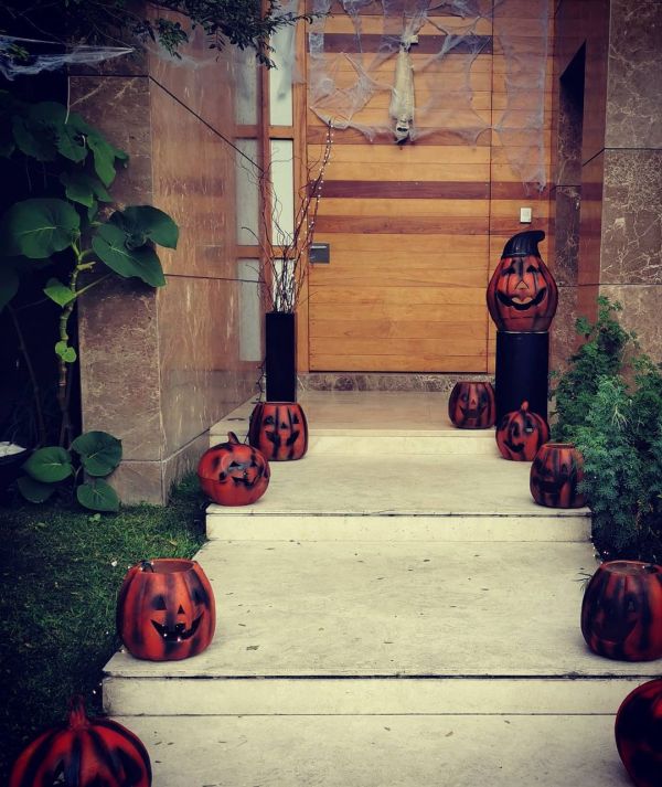 Decorar fachada exterior Halloween con camino de calabazas