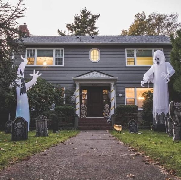 Decoración exterior Halloween con fantasmas