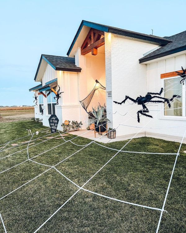 Decorar casa exterior Halloween con telaraña gigante