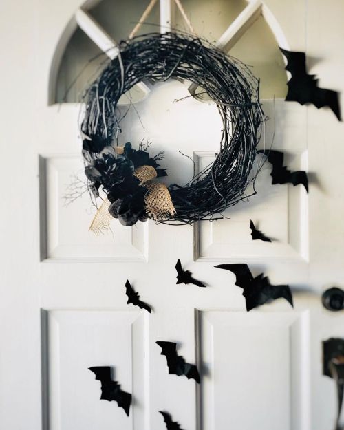 Decorar puerta exterior Halloween con murciélagos 