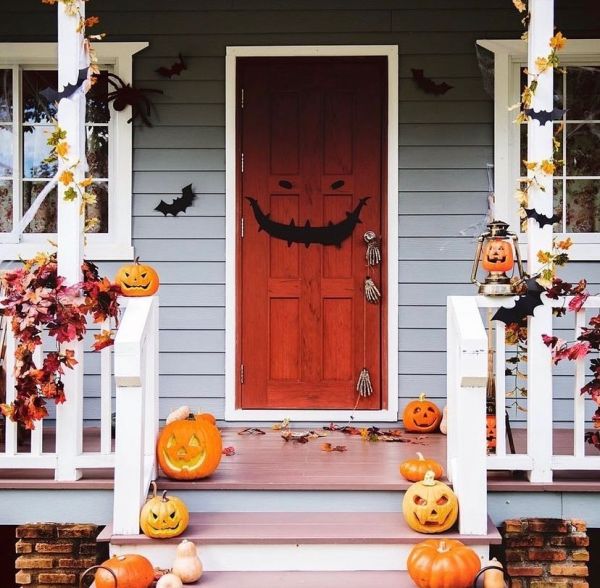 Decorar exterior de casa por Halloween con puerta calabaza