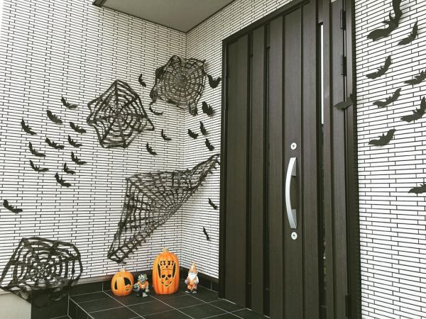Decorar fachada exterior Halloween con murciélagos y arañas