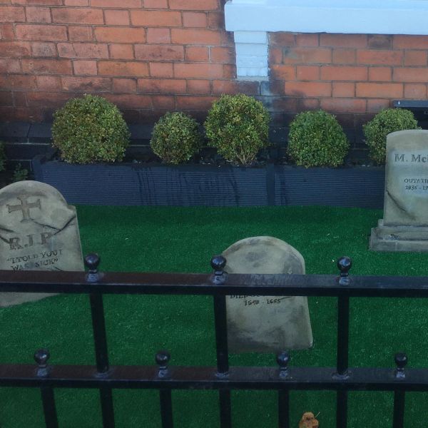 Decorar casa exterior Halloween con tumbas