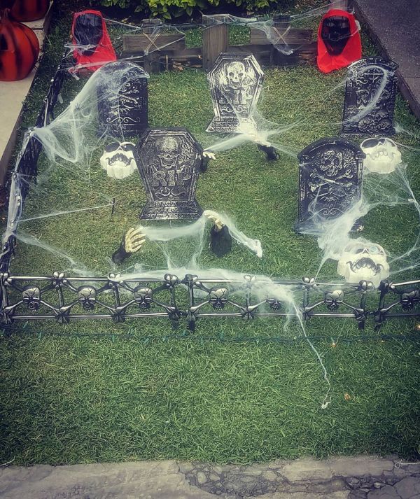 Decorar Halloween exteriores con tumbas