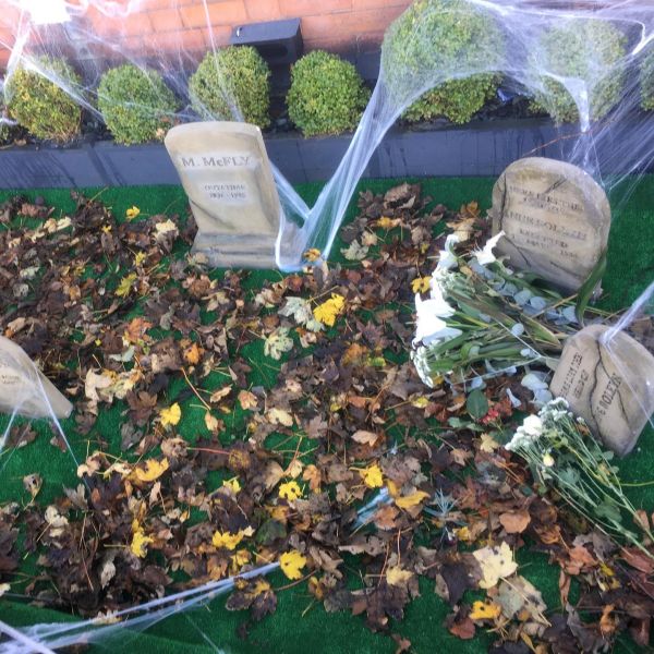 Decorar casa exterior Halloween con tumbas y telaraña
