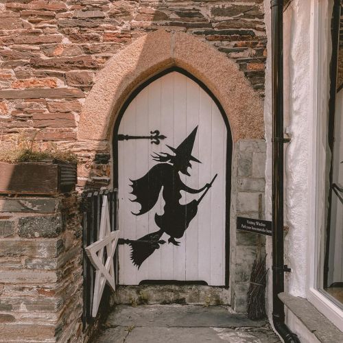Decorar puerta Halloween con bruja