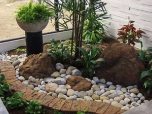 Jardin interior moderno con piedras, estilo japonés con poco mantenimiento
