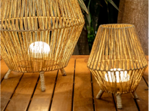 Lámparas de madera o mimbre para decorar el exterior con velas o bombillas