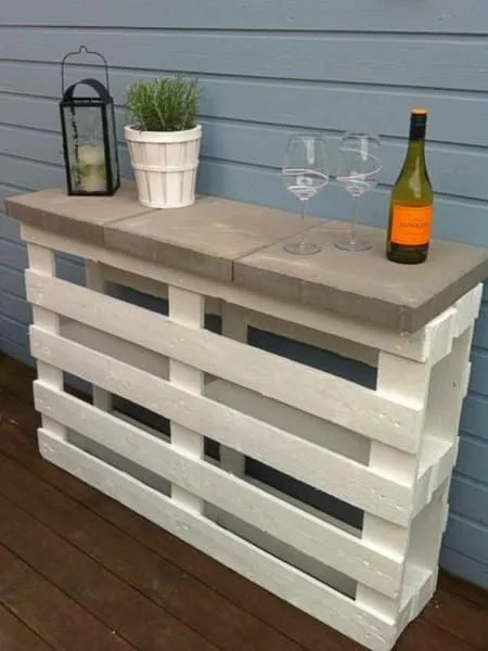 Mesa hecha con 2 palés y 3 losas de piedra. Fácil, barato y duradero