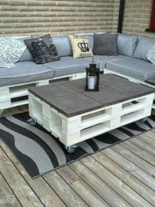 Sofá mesa de ppalets en suelo de madera