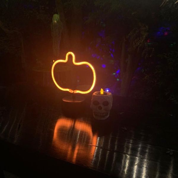 Decorando mesa de Halloween con neones