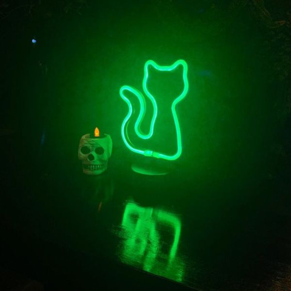Decorando centro de mesa con neones de gato