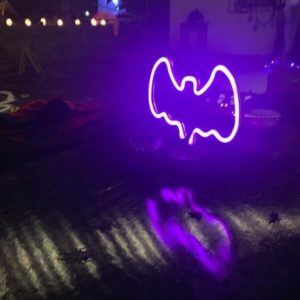 Decorando centro de mesa con neones de murciélago