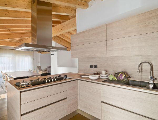 Cocina en madera moderna con vigas