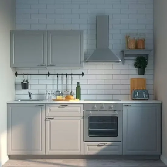Cocina azul nórdica con pared de azulejos