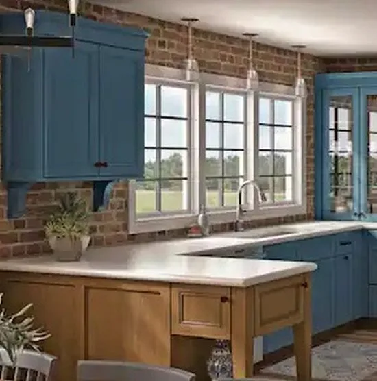 Cocina con muebles azules y ladrillos visto
