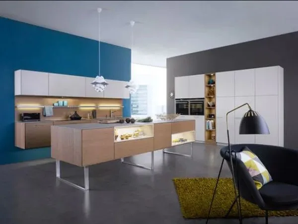 Cocina en azul con gris y madera