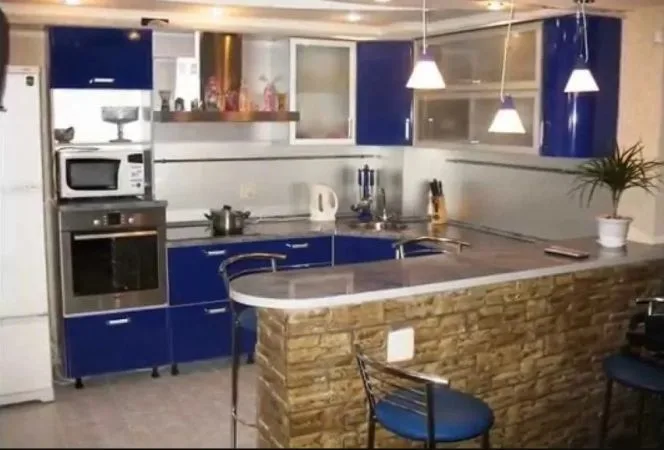 Cocina azul con piedra