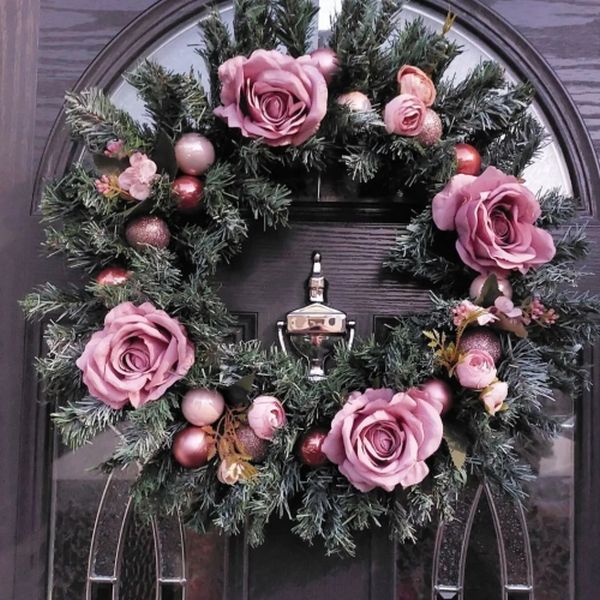 Decorar puerta Navidad con corona de rosas