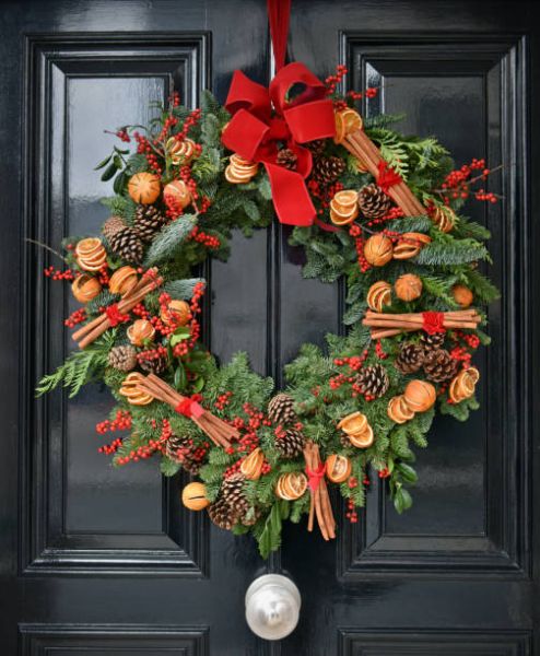 Decorar puerta en Navidad con corona de frutas