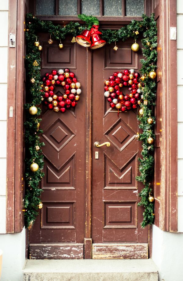 Decorar puerta en Navidad con guirnaldas y bolas