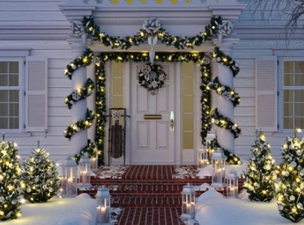 Decorar puerta Navidad con guirnalda y luces