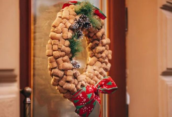 Decorar puerta en Navidad con corona reciclando con corcho