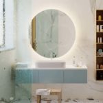 Baño pequeño y moderno con espejo, mapara de ducha y muebles de color azul turquesa
