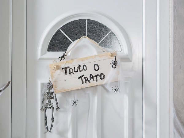 Sencillo cartel DIY para decorar puerta en halloween
