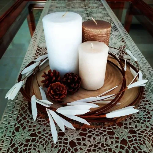Centro de mesa con troncos de madera y velas