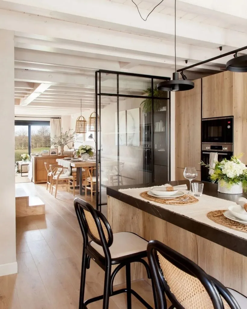 cocina pequeña con puerta de cristal