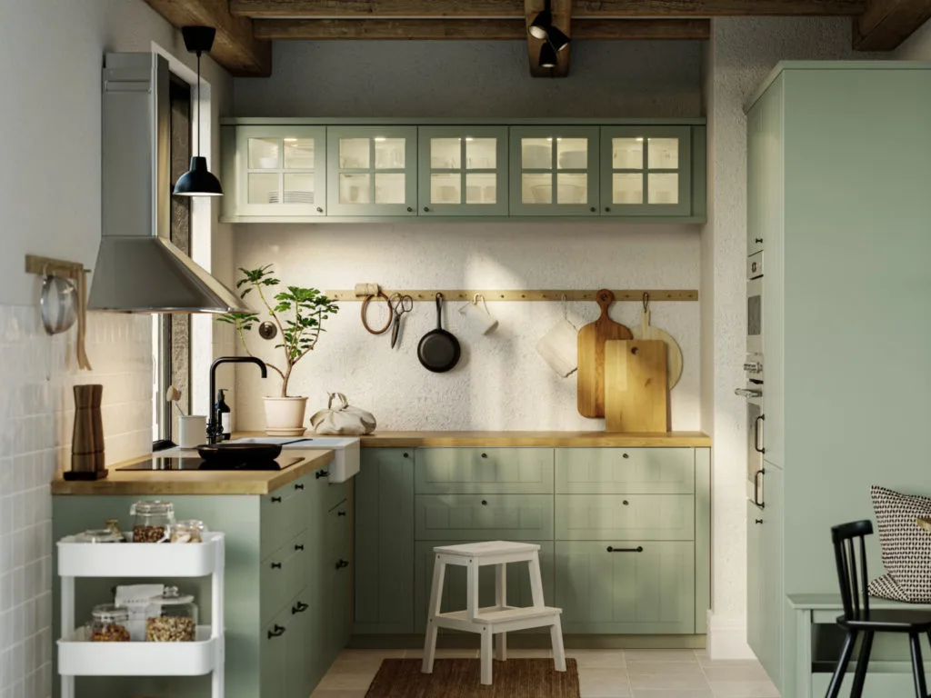 Cocina pequeña verde y rústica IKEA