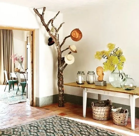 Decorar casa con perchero tronco