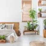 Decorar dormitorio con troncos de madera