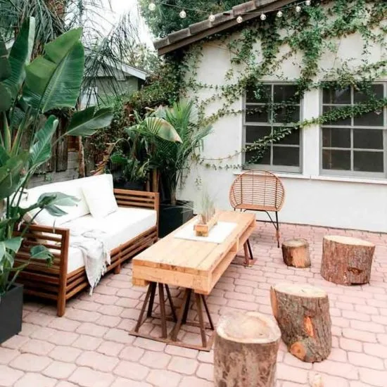 Decorar el jardín con troncos de madera