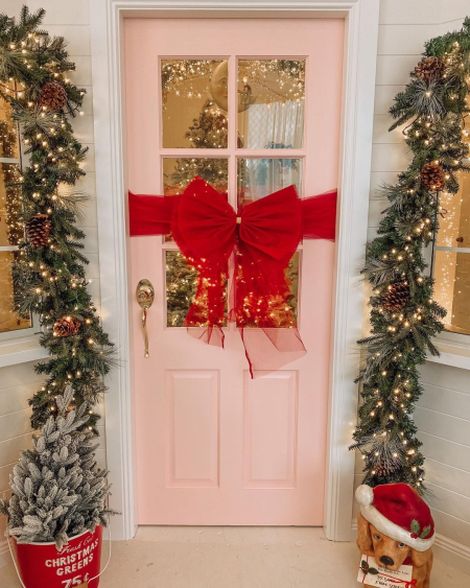 Decorar puerta en Navidad con lazo rojo