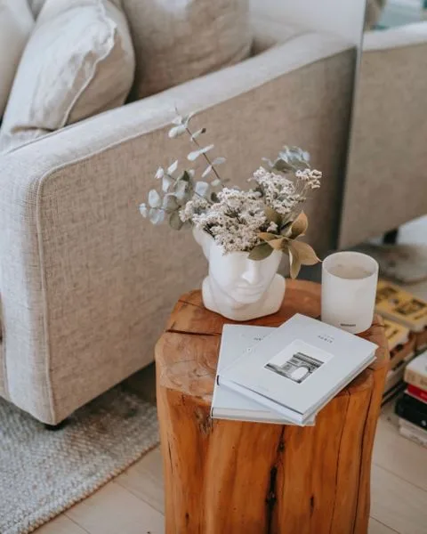 Decorar salón con mesa de troncos