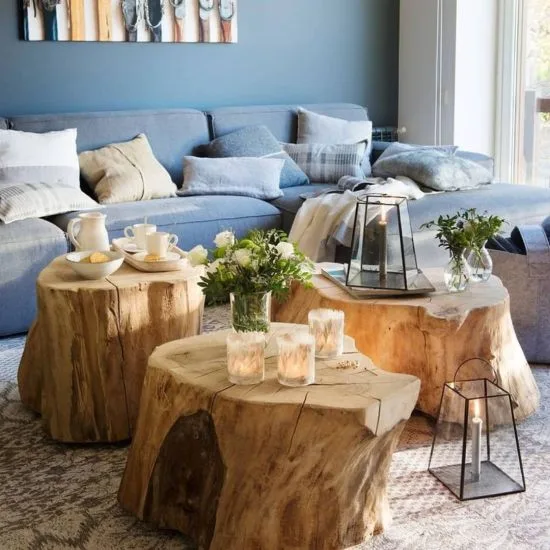 Decorar salón con mesas de troncos de madera