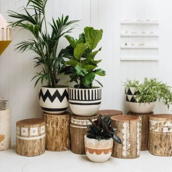 Decorar rincones con porta macetas de troncos de madera