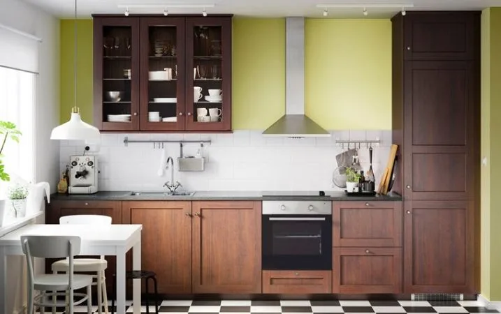 Cocina integral en madera oscura