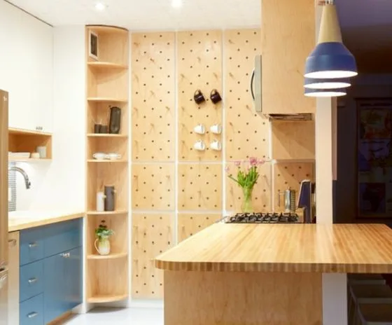 Cocina integral pequeña con organizadores en pared