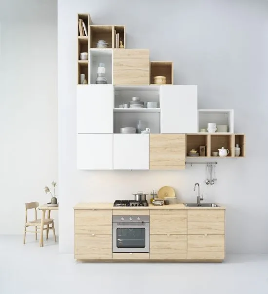 Cocina integral de madera con estantes