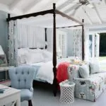Dormitorio con Dosel moderno en azul y blanco