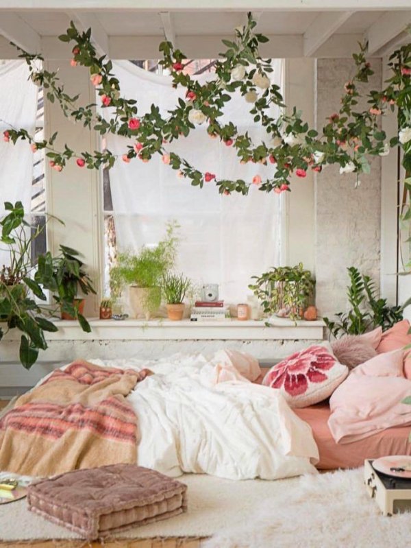 Dormitorio romántico decorado con flores