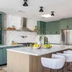 Cocina en isla moderna de marmol o granito blanco