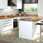 Abrimos la cocina al salón con etsa reforma que incluye isla y barra tipo americano. Leroy Merlin