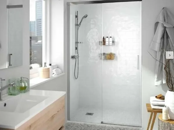 Baño moderno con ducha en blanco y madera